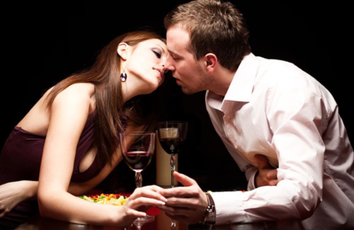 Романтический ужин закончился сексом на столе и камшотом
