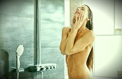 девушка принимает душ