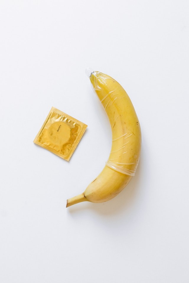 банан в презервативе