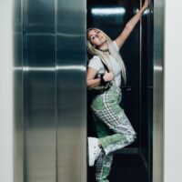Секс в лифте с очаровательной девушкой