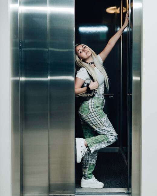 Секс в лифте с очаровательной девушкой