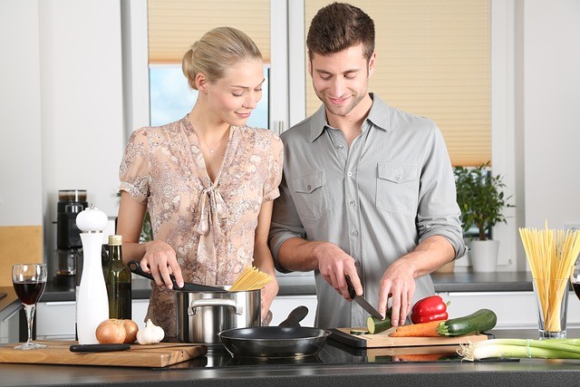 мужчина готовит с женщиной