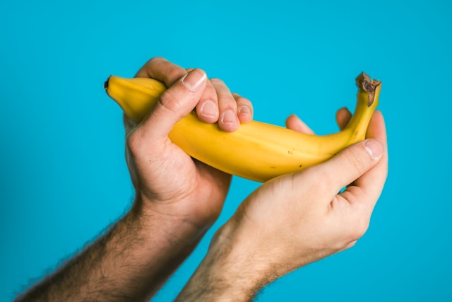 мастурбация - пример на банане